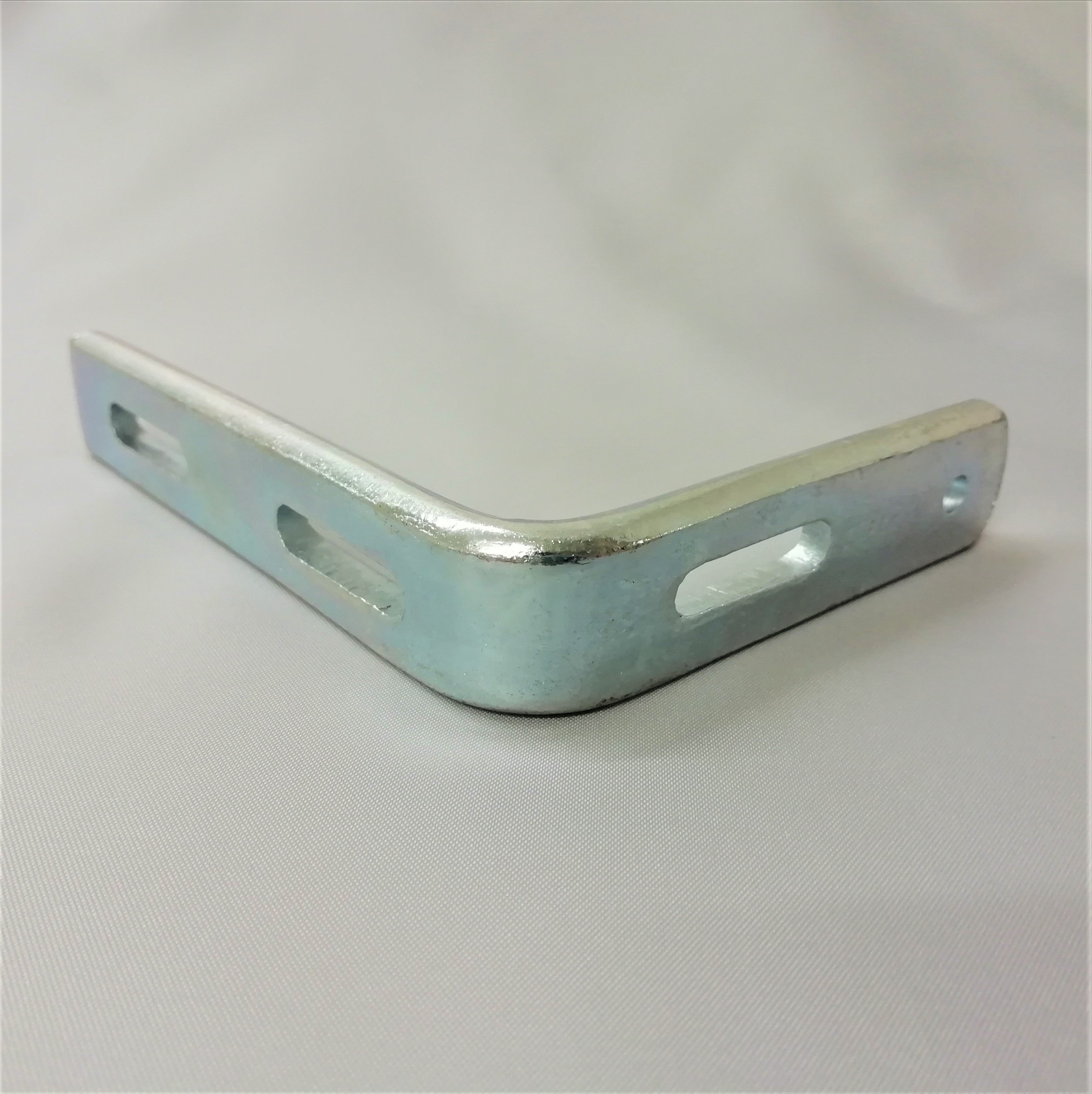 Picture showing the back of a steel l-shaped pelmet bracket